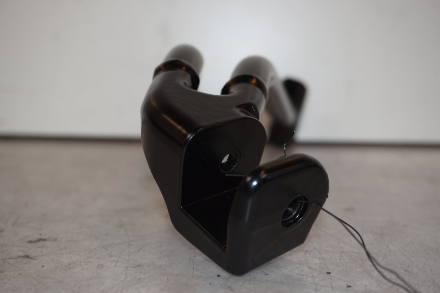 Snett nerifrån på Fotpinnefäste från en KTM 790 Duke -2019 motorcykel.