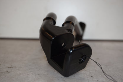 Snett nerifrån på Fotpinnefäste från en KTM 790 Duke -2019 motorcykel.