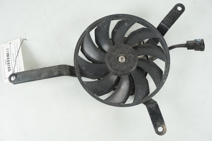 Framsidan på Vattenkylfläkt från en Triumph Daytona 675 -2012 motorcykel.