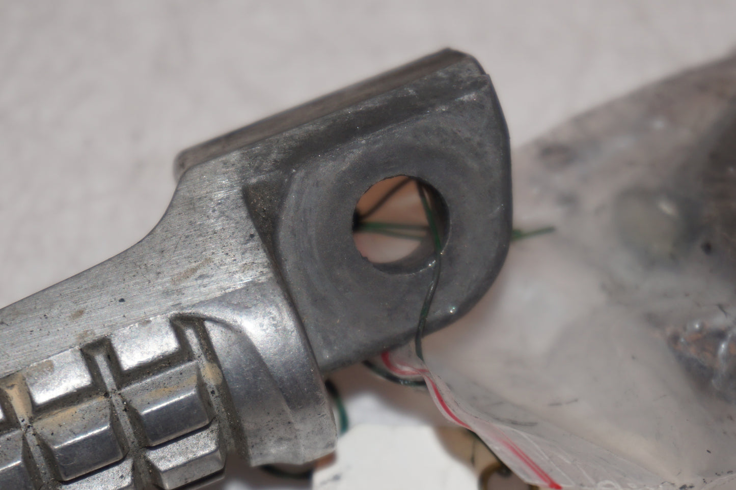 Snett nerifrån på Fotpinne från en Kawasaki ZX-6R -1997 motorcykel.