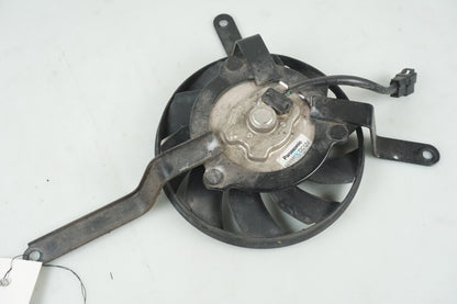 Baksidan på Vattenkylfläkt från en Triumph Daytona 675 -2012 motorcykel.