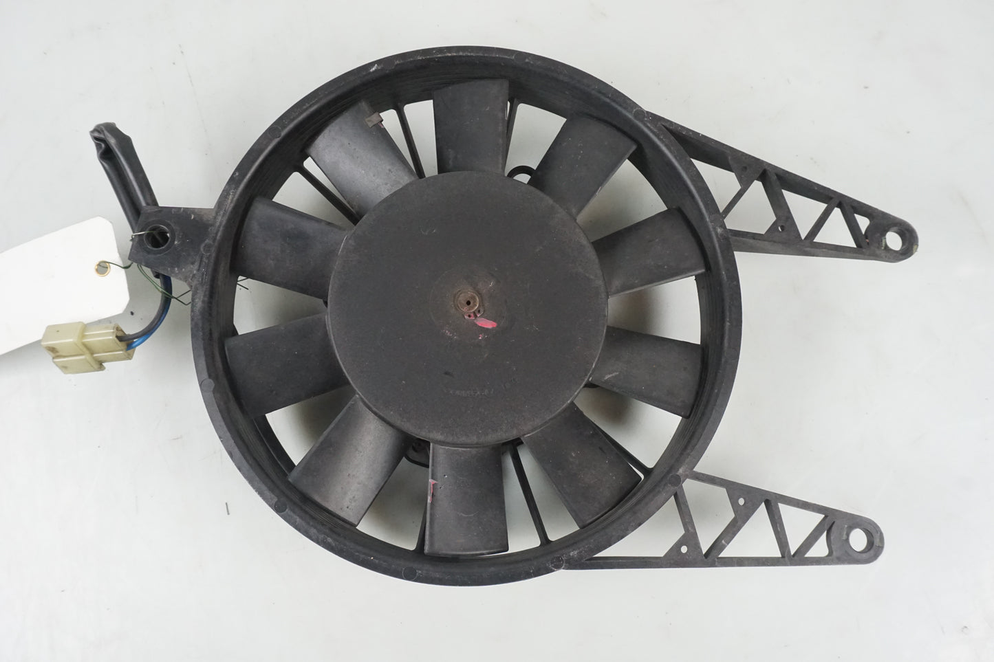 Framsidan på Vattenkylfläkt från en Triumph Daytona 650 -2005 motorcykel.