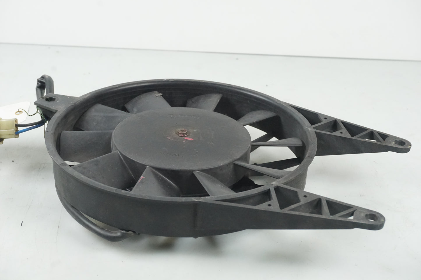 Baksidan på Vattenkylfläkt från en Triumph Daytona 650 -2005 motorcykel.