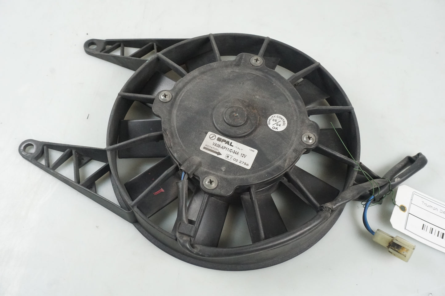 Höger sida på Vattenkylfläkt från en Triumph Daytona 650 -2005 motorcykel.