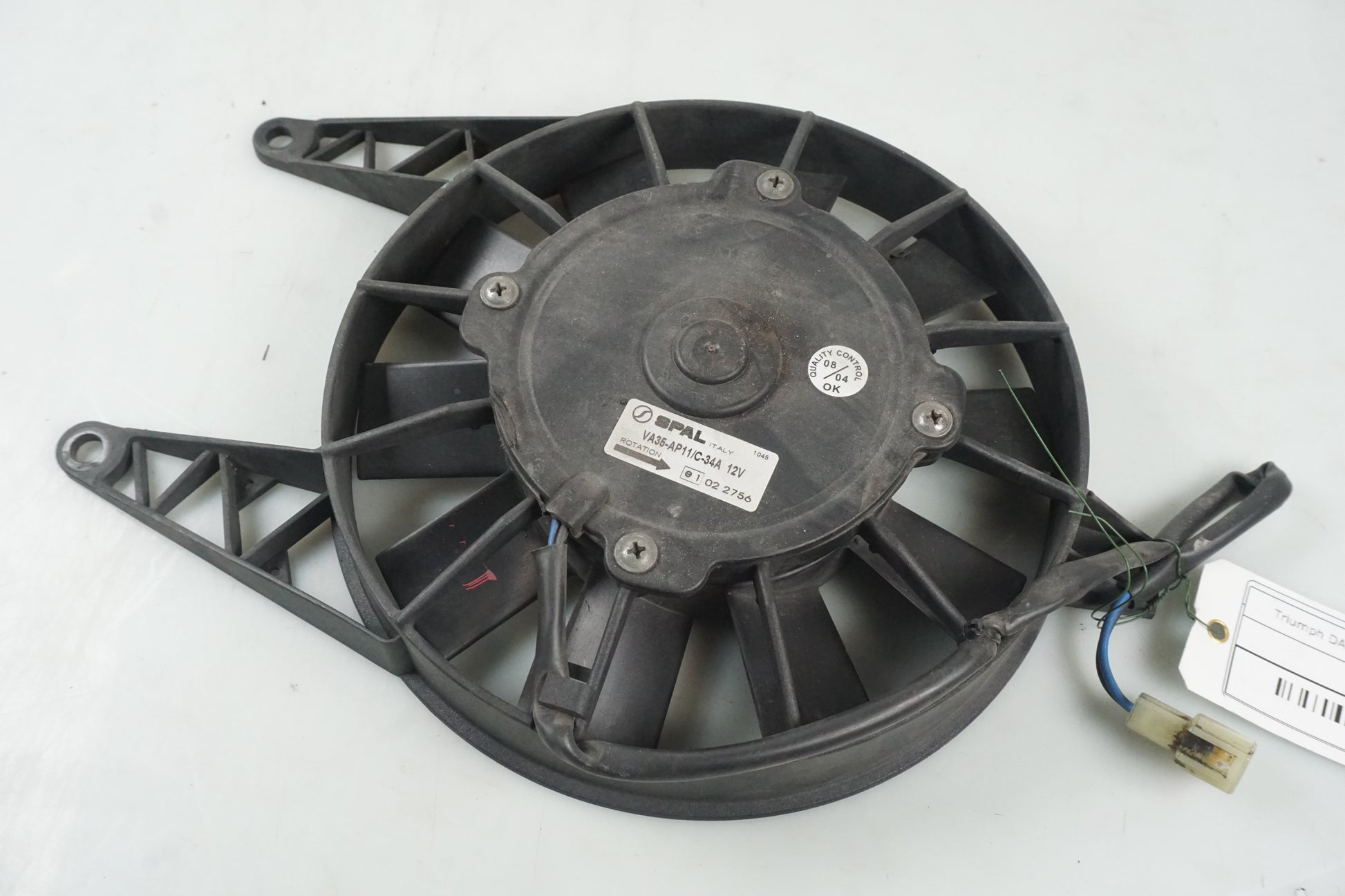 Höger sida på Vattenkylfläkt från en Triumph Daytona 650 -2005 motorcykel.