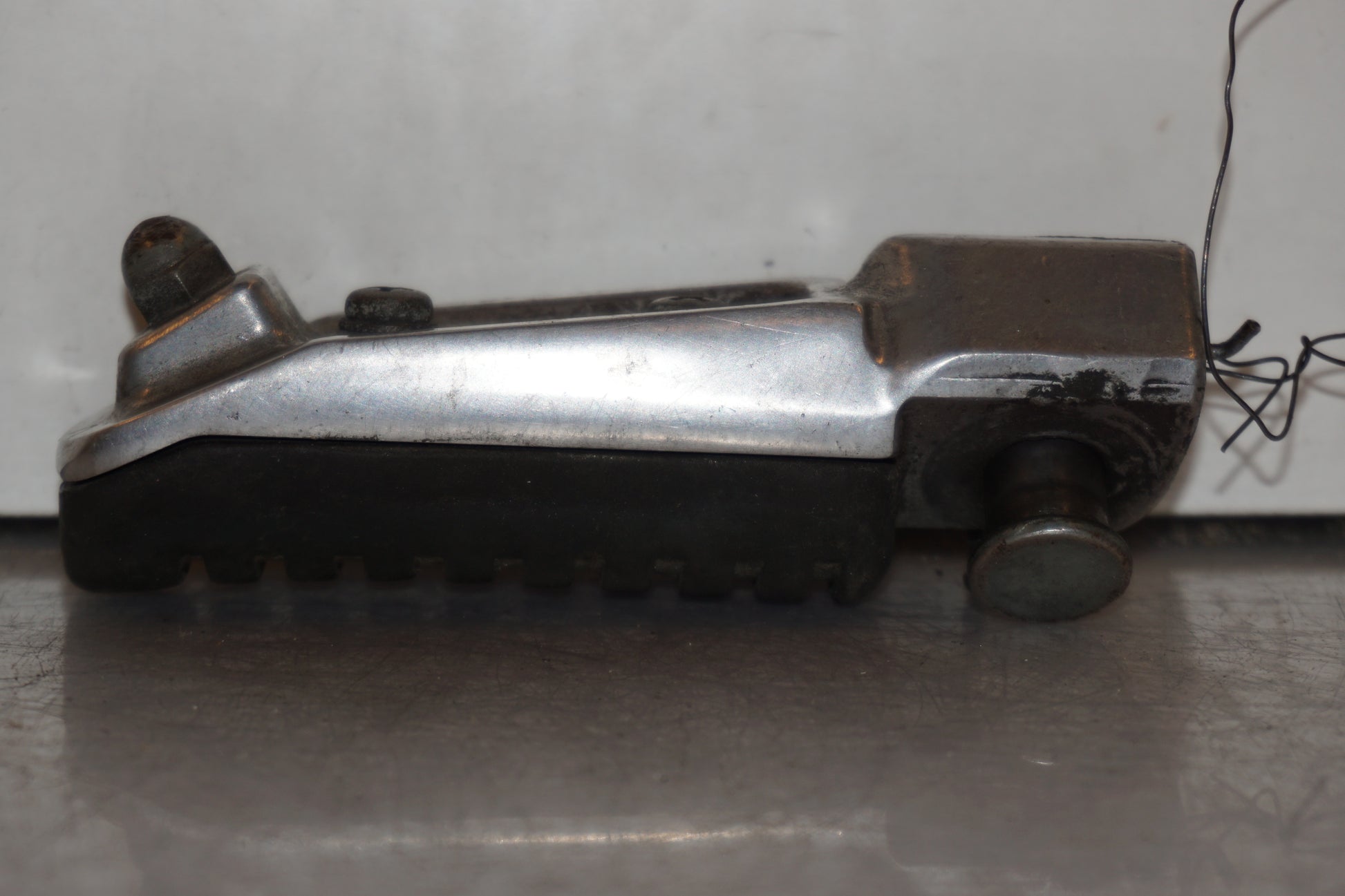 Vänster sida på Fotpinne från en Kawasaki ZX-6R -1998 motorcykel.