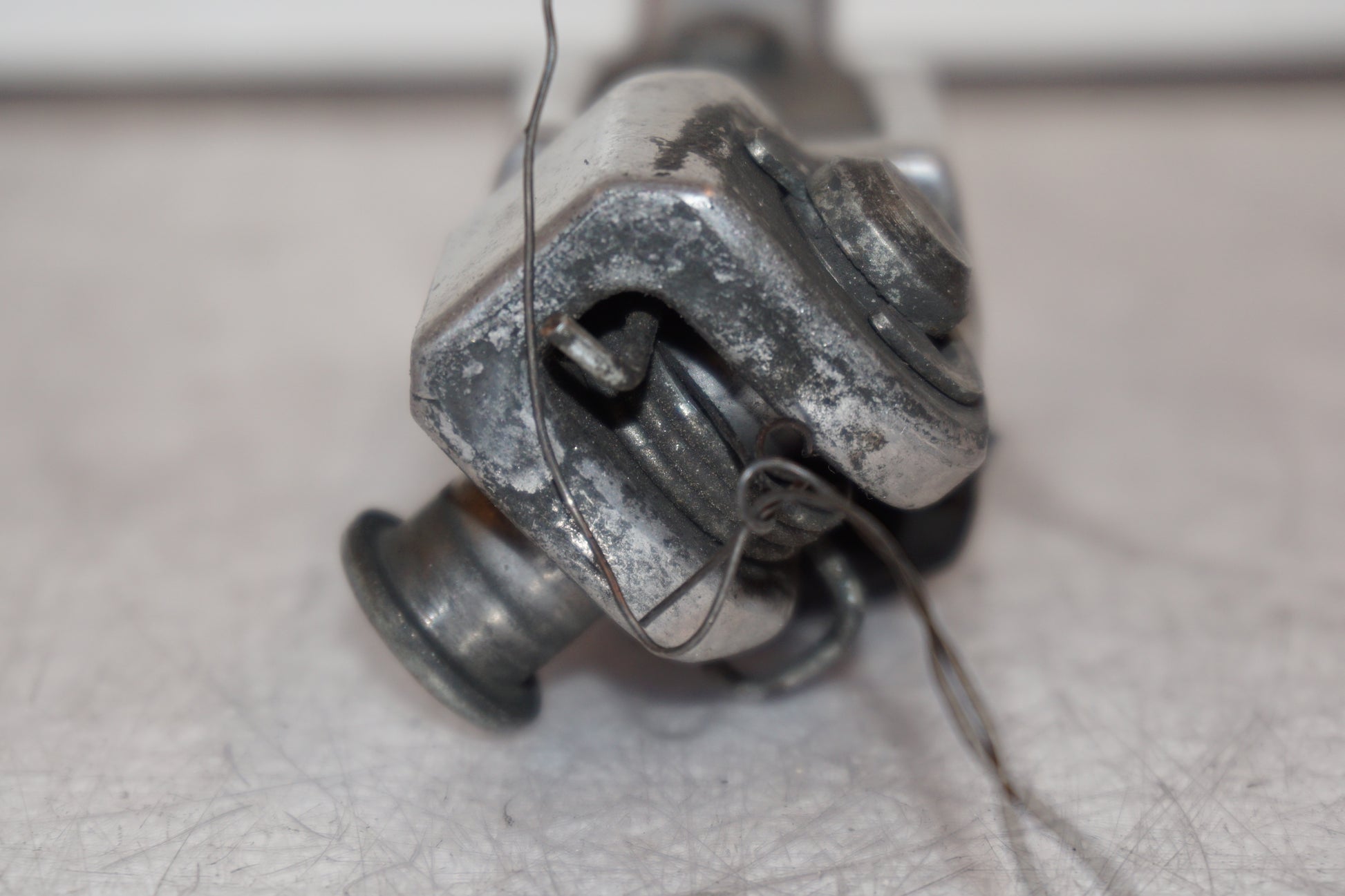 Snett nerifrån på Fotpinne från en Kawasaki ZX-6R -1998 motorcykel.