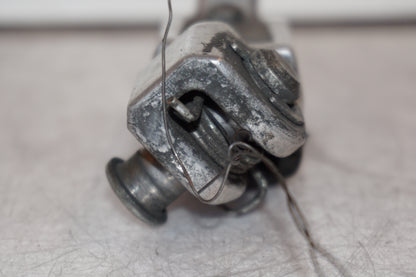 Snett nerifrån på Fotpinne från en Kawasaki ZX-6R -1998 motorcykel.