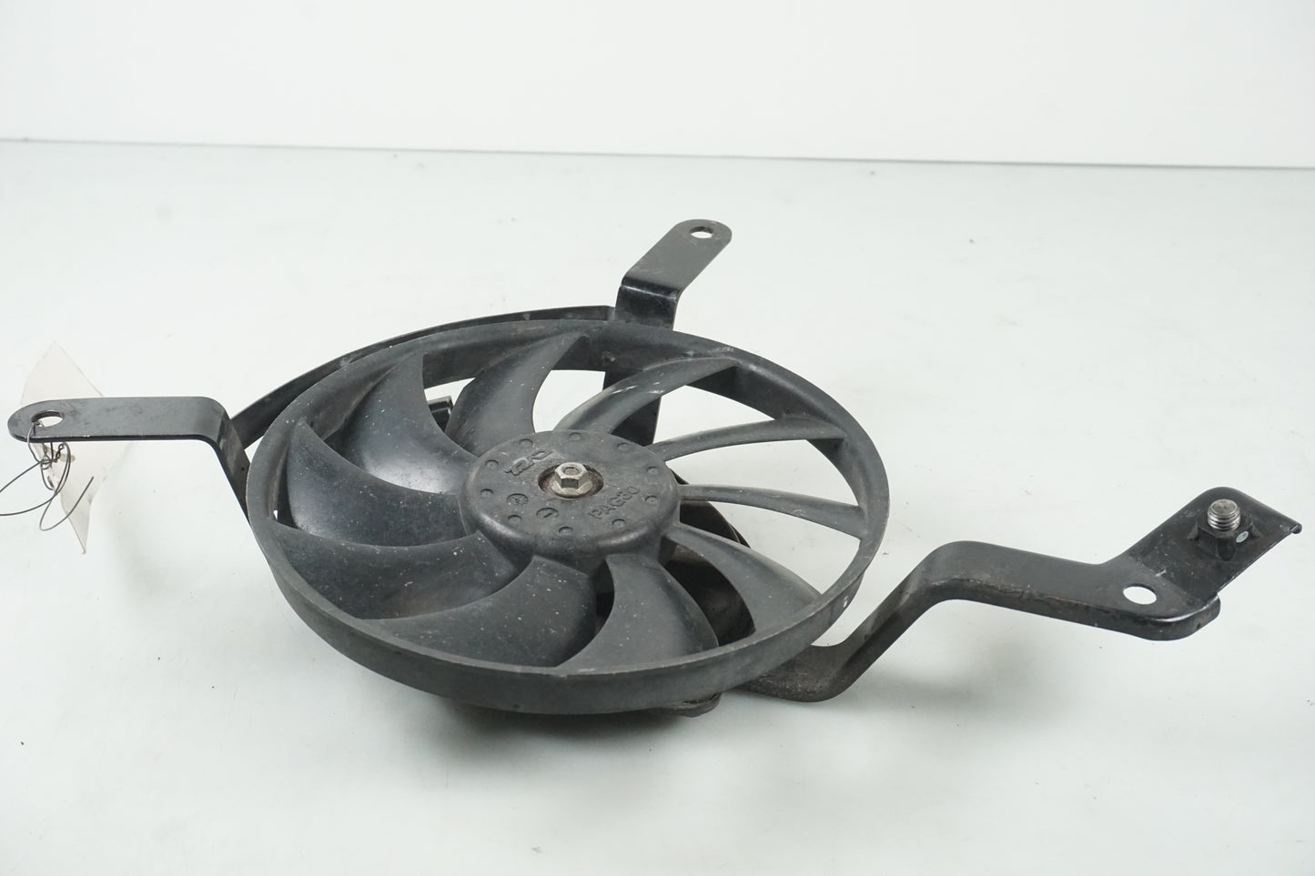 Baksidan på Vattenkylfläkt från en Triumph Street Triple R -2009 motorcykel.