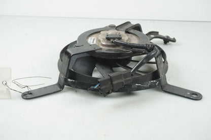 Vänster sida på Vattenkylfläkt från en Triumph Street Triple R -2009 motorcykel.