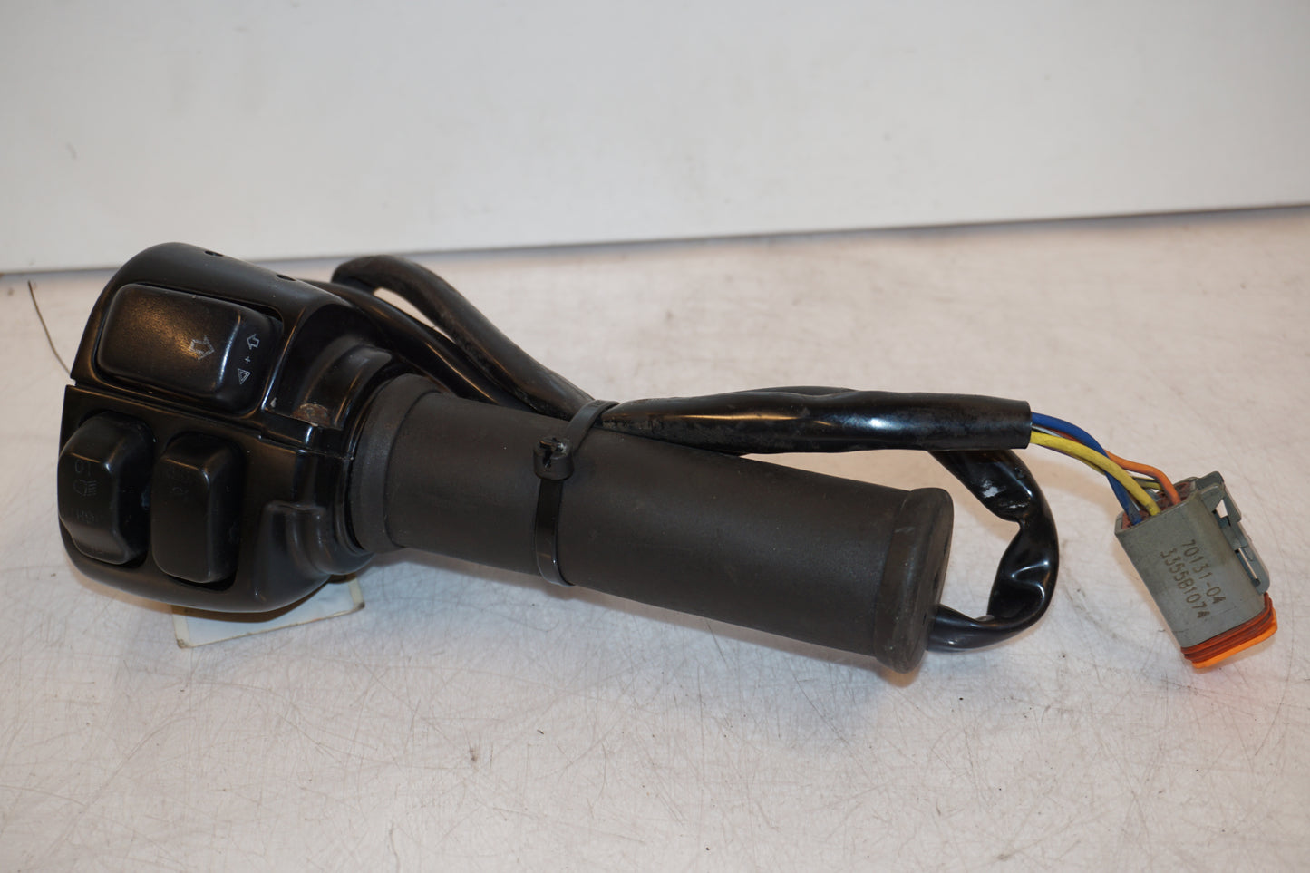 Framsidan på Styrelreglage från en H-D V-Rod 1130 -2006 motorcykel.