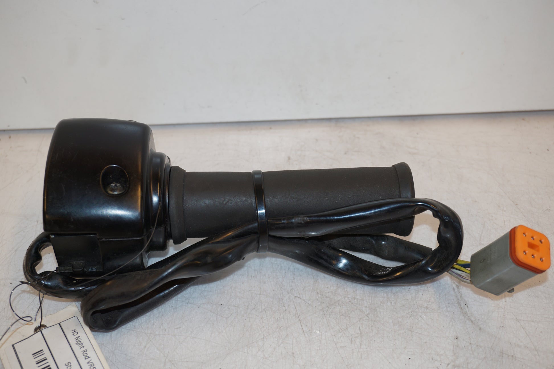 Baksidan på Styrelreglage från en H-D V-Rod 1130 -2006 motorcykel.