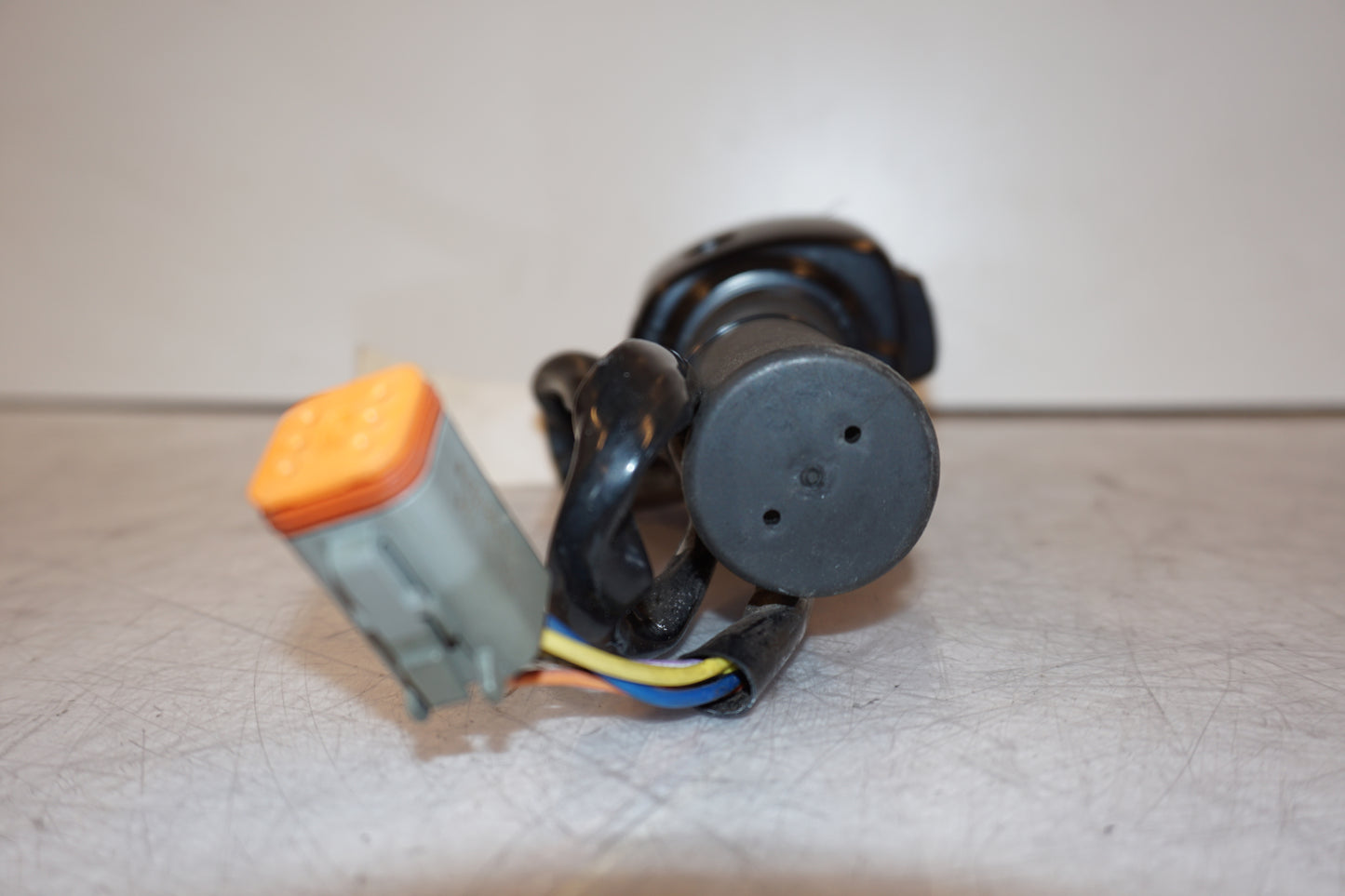 Vänster sida på Styrelreglage från en H-D V-Rod 1130 -2006 motorcykel.