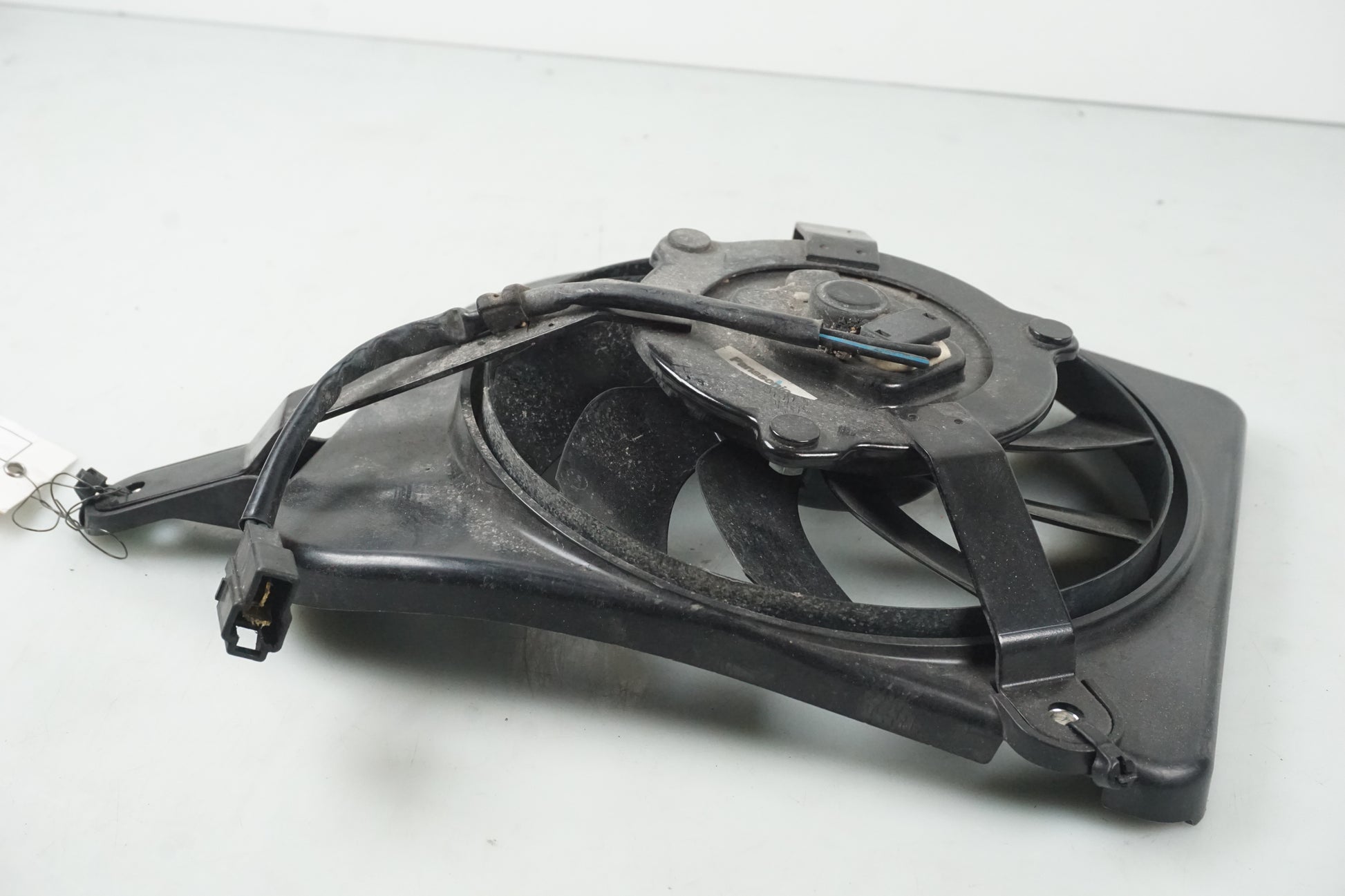 Vänster sida på Vattenkylfläkt från en Triumph Tiger -2012 motorcykel.