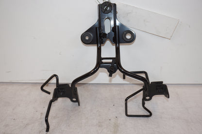 Framsidan på Instrumentpanelsfäste från en Kawasaki ER-6N -2010 motorcykel.