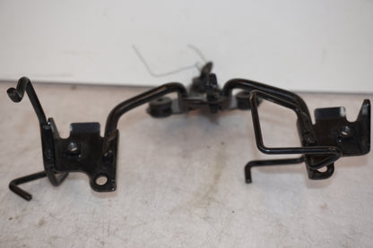 Baksidan på Instrumentpanelsfäste från en Kawasaki ER-6N -2010 motorcykel.