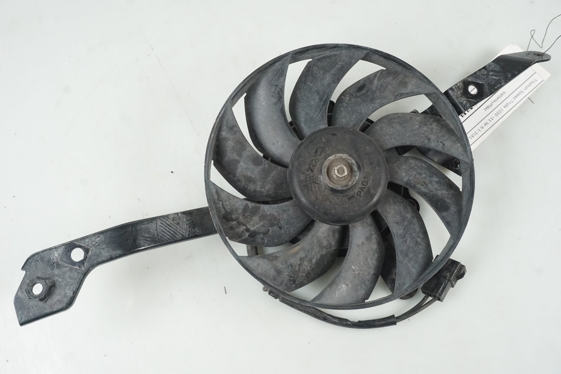 Framsidan på Vattenkylfläkt från en Triumph Speed Triple -2011 motorcykel.