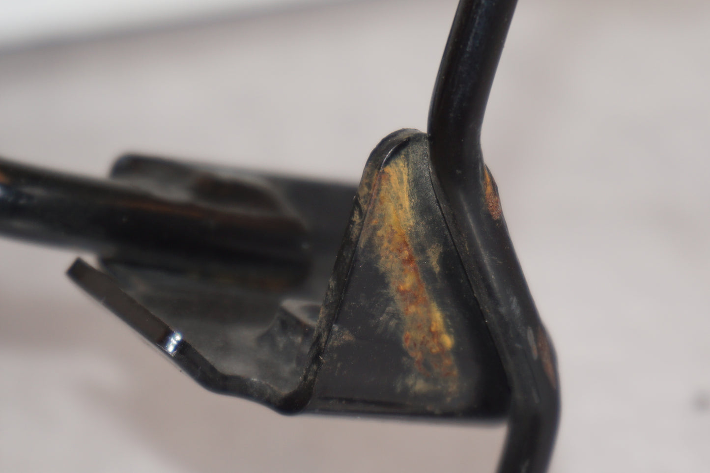 Snett uppifrån på Instrumentpanelsfäste från en Kawasaki ER-6N -2010 motorcykel.