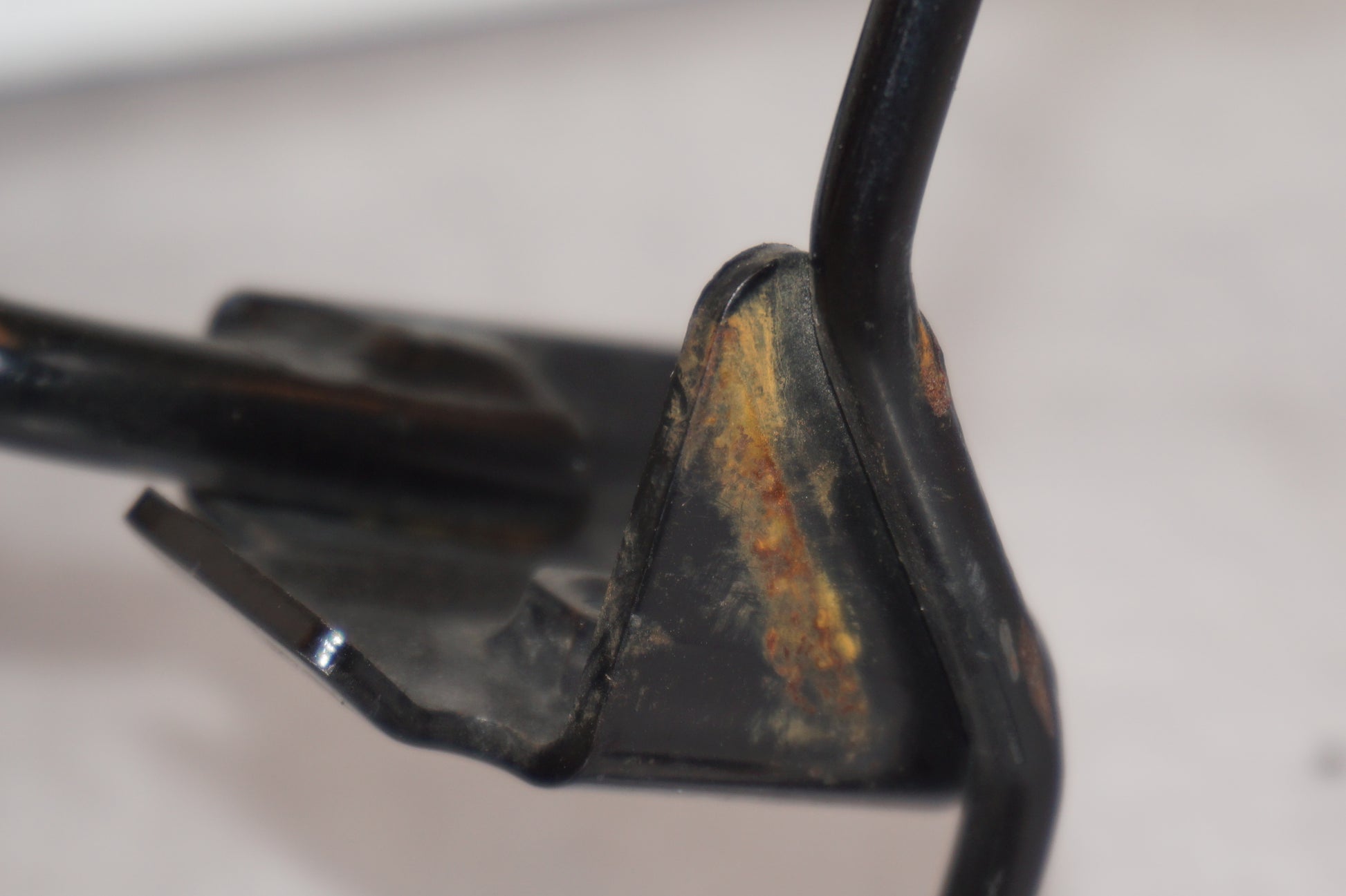 Snett uppifrån på Instrumentpanelsfäste från en Kawasaki ER-6N -2010 motorcykel.