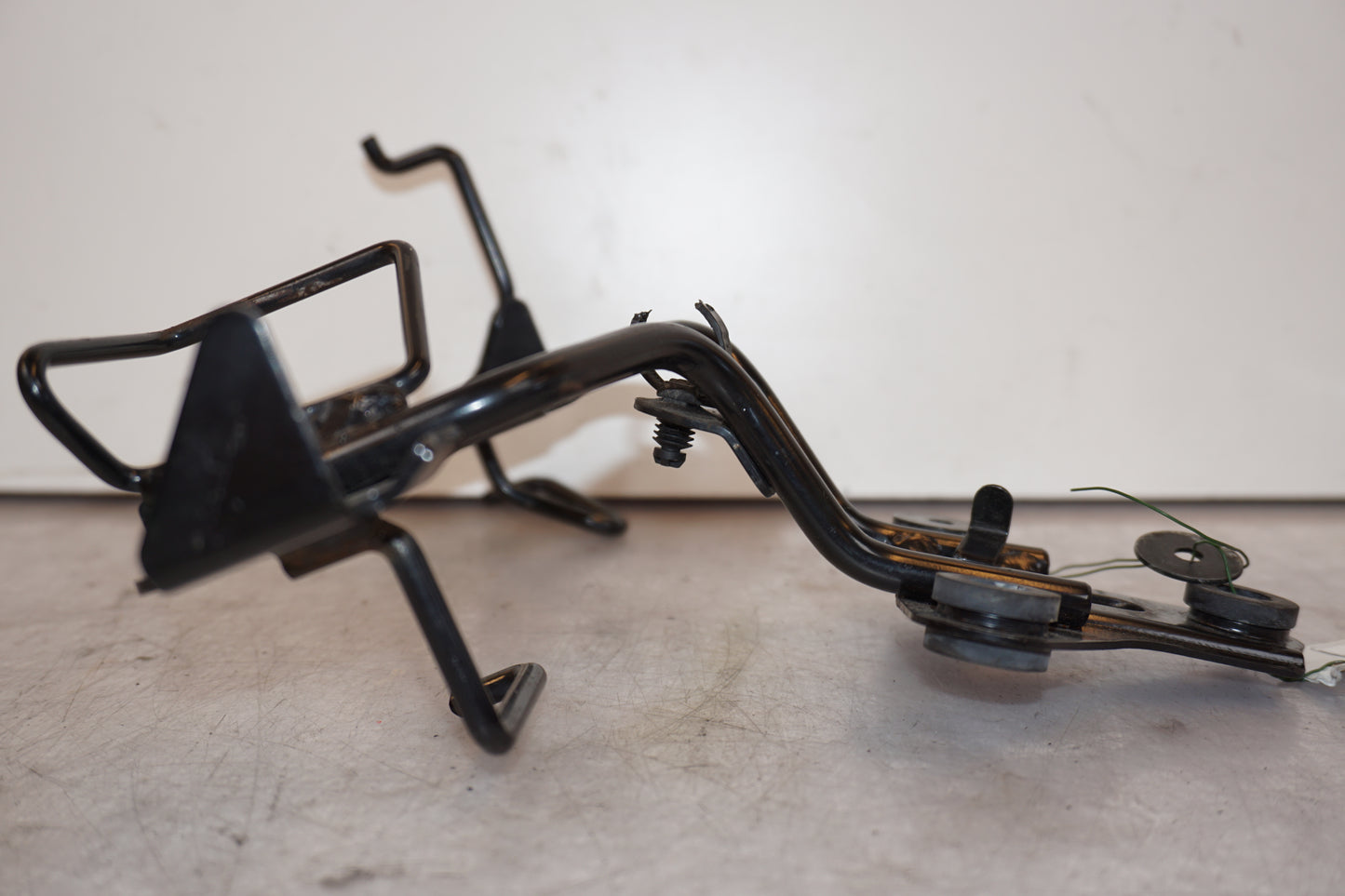 Snett nerifrån på Instrumentpanelsfäste från en Kawasaki ER-6N -2010 motorcykel.