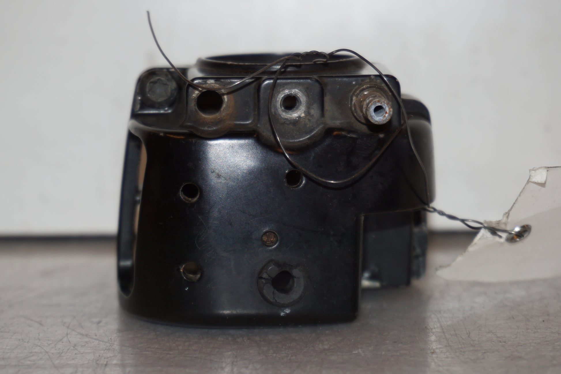 Baksidan på Styrelreglage från en H-D Dyna Street Bob FXDB/I -2007 motorcykel.