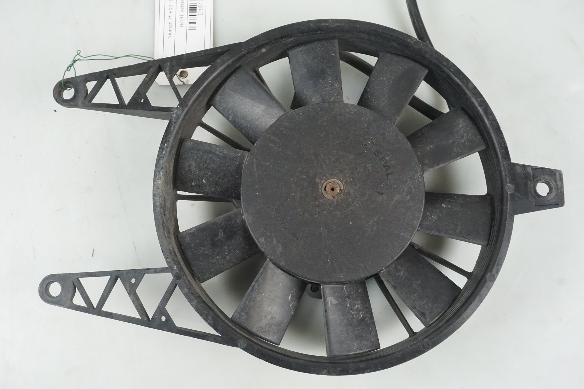 Baksidan på Vattenkylfläkt från en Triumph TT 600 -2000 motorcykel.