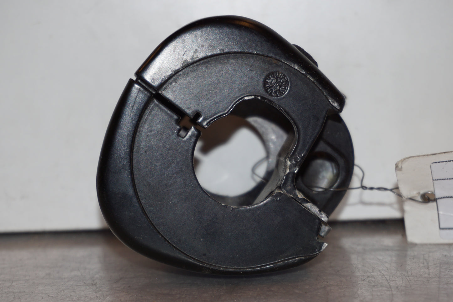 Höger sida på Styrelreglage från en H-D Dyna Street Bob FXDB/I -2007 motorcykel.