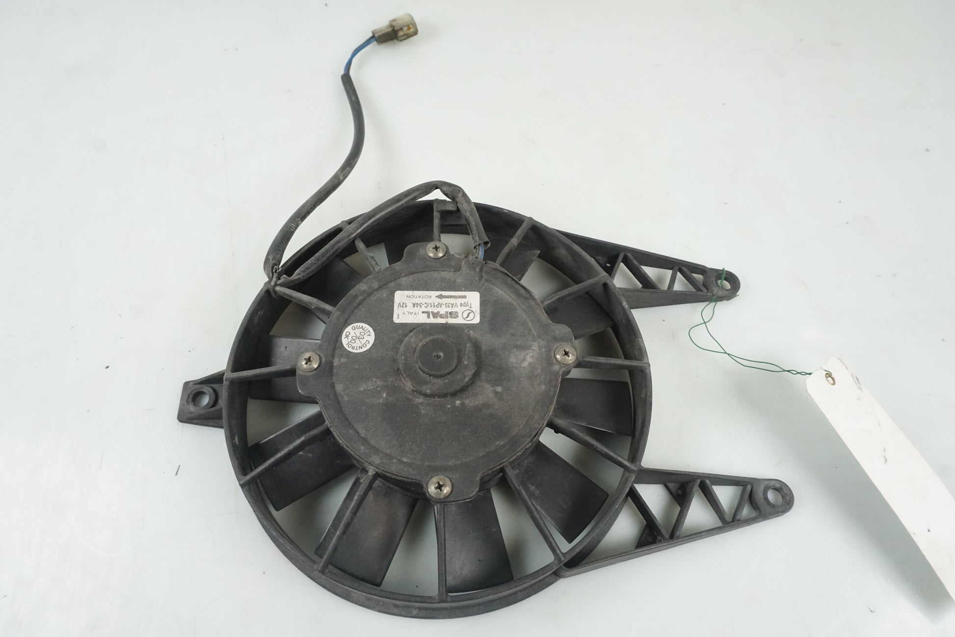 Höger sida på Vattenkylfläkt från en Triumph TT 600 -2000 motorcykel.