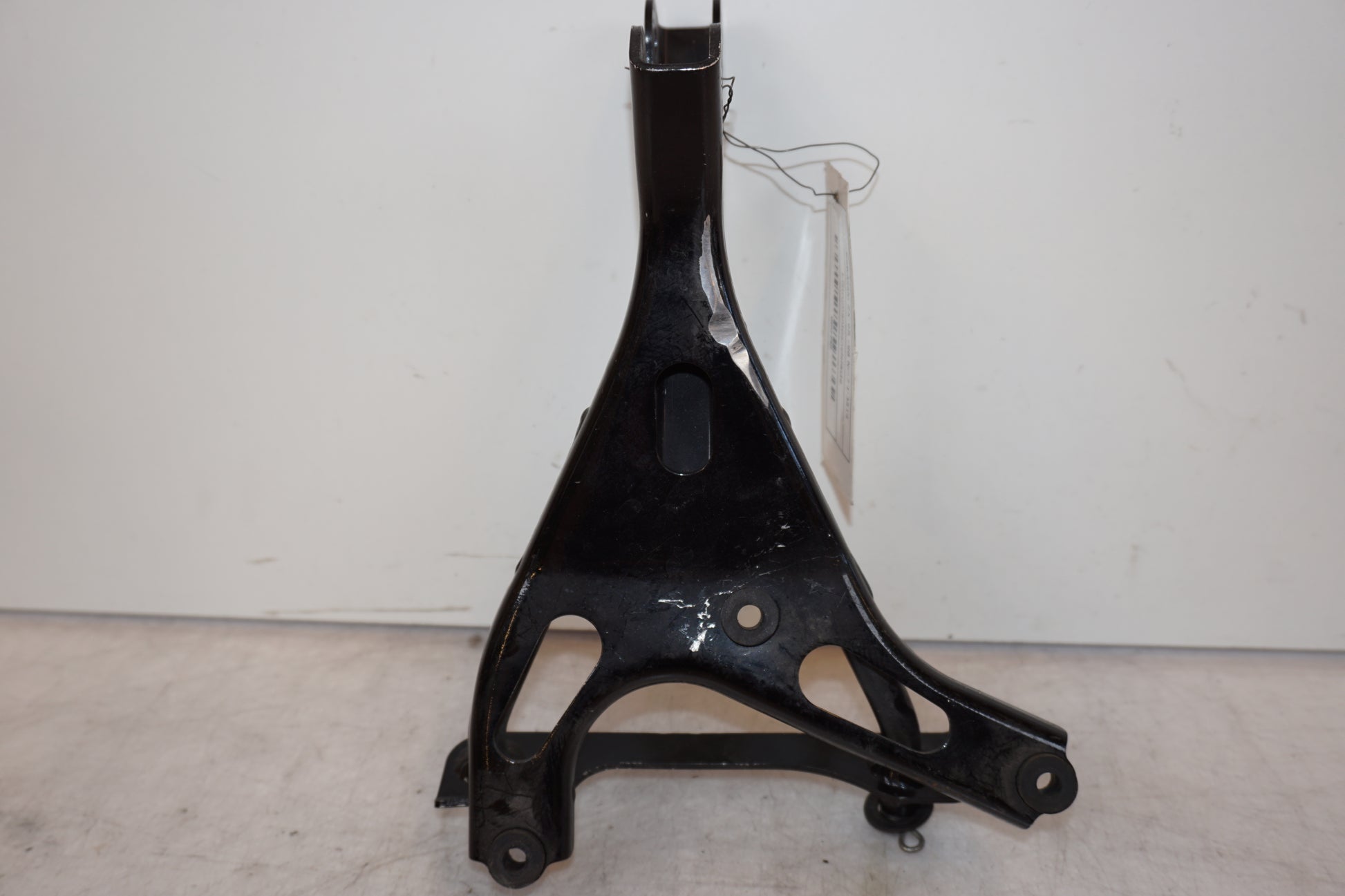 Framsidan på Instrumentpanelsfäste från en Kawasaki ZX-6R -1998 motorcykel.