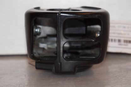 Snett uppifrån på Styrelreglage från en H-D Dyna Street Bob FXDB/I -2007 motorcykel.