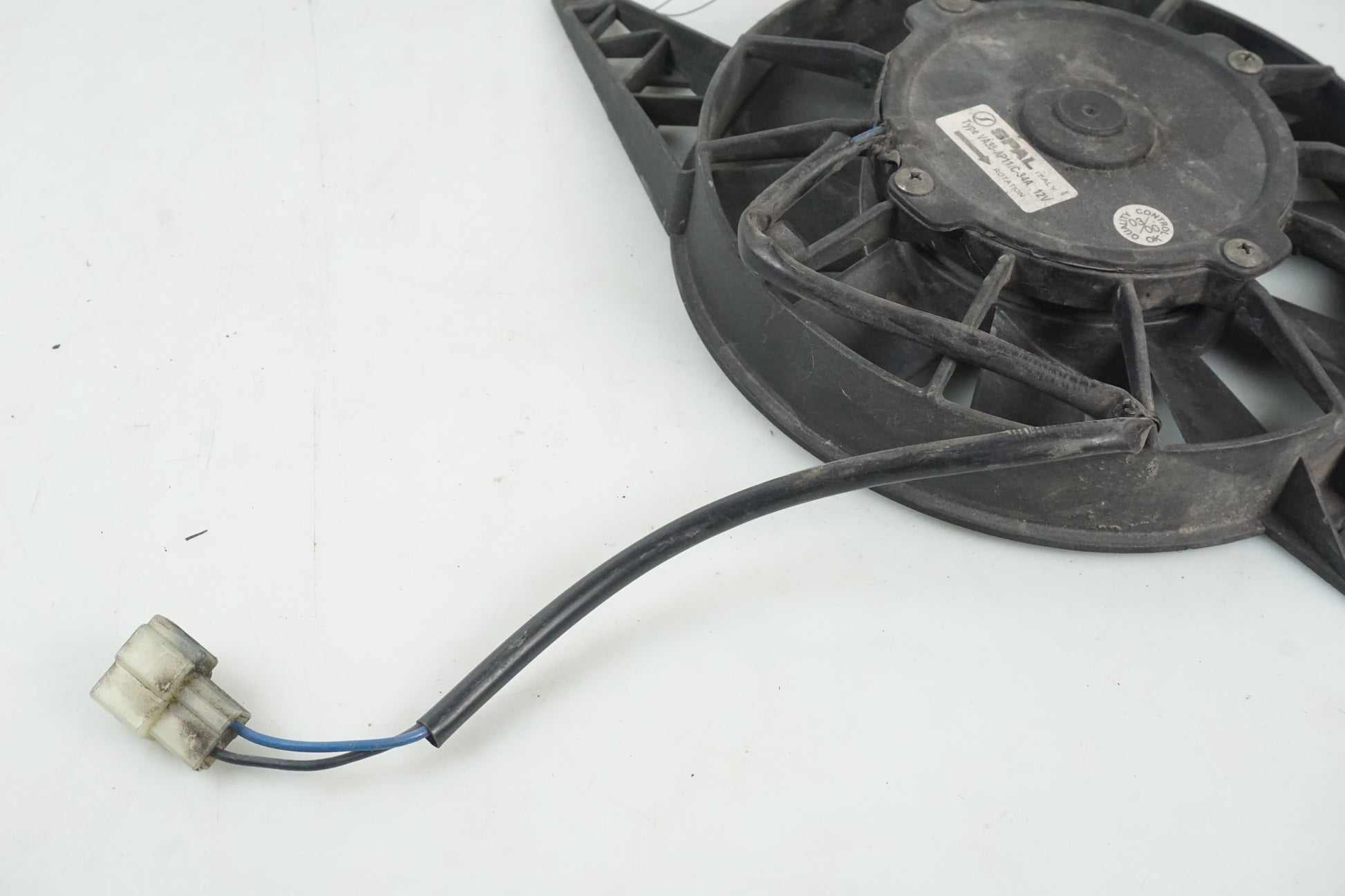 Snett uppifrån på Vattenkylfläkt från en Triumph TT 600 -2000 motorcykel.