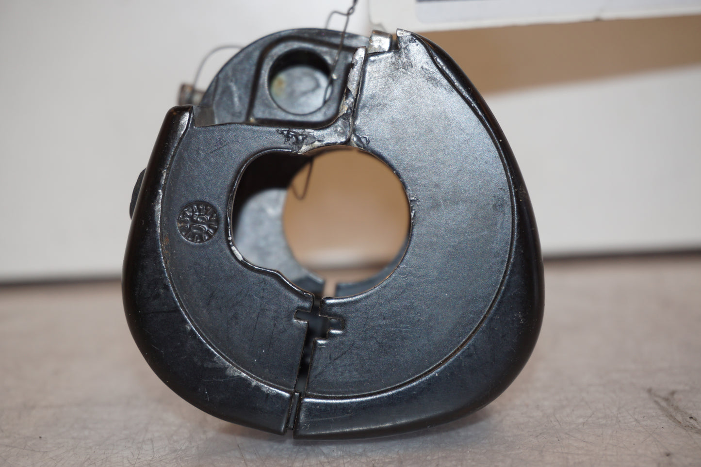 Snett nerifrån på Styrelreglage från en H-D Dyna Street Bob FXDB/I -2007 motorcykel.