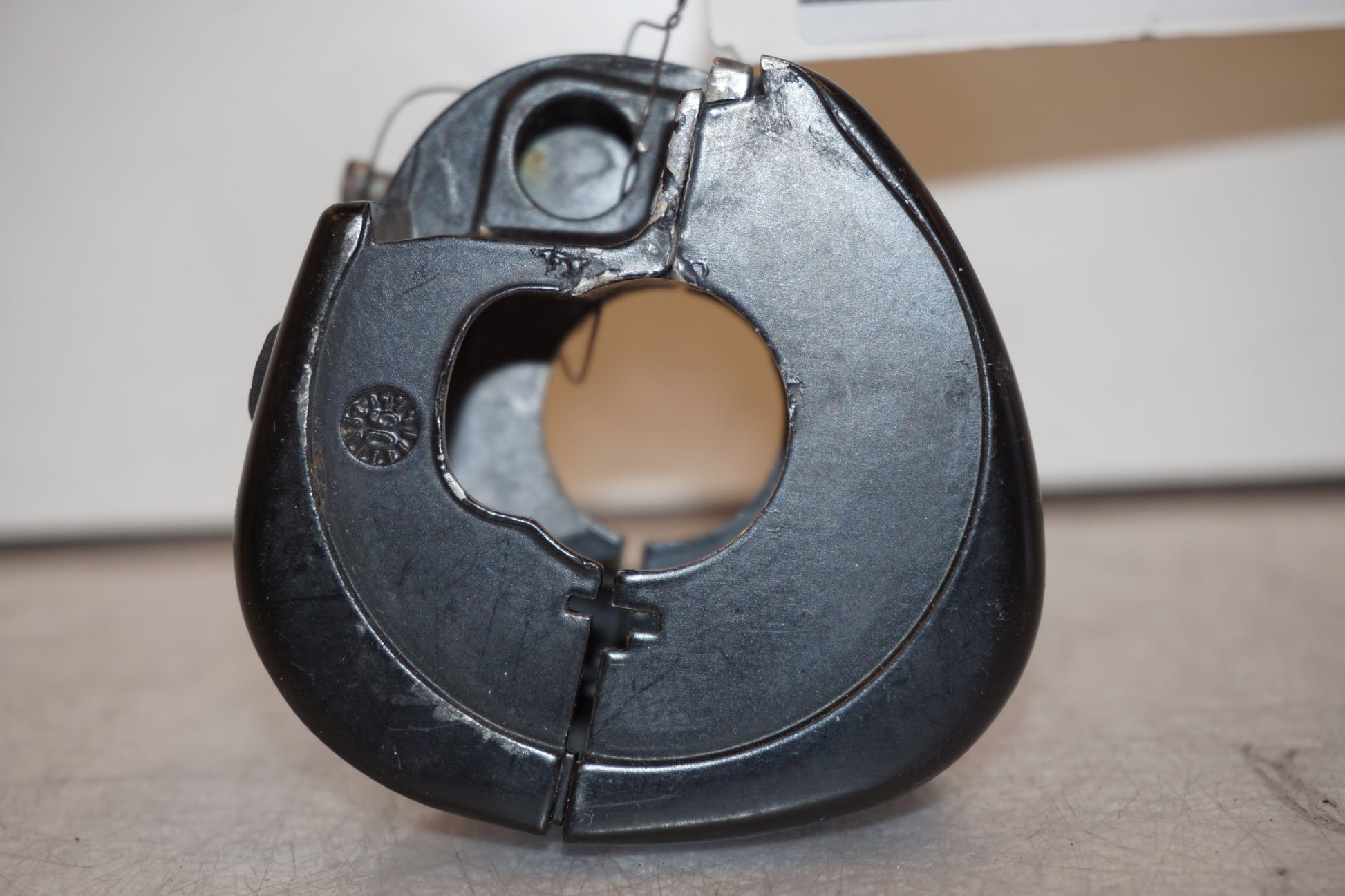 Snett nerifrån på Styrelreglage från en H-D Dyna Street Bob FXDB/I -2007 motorcykel.