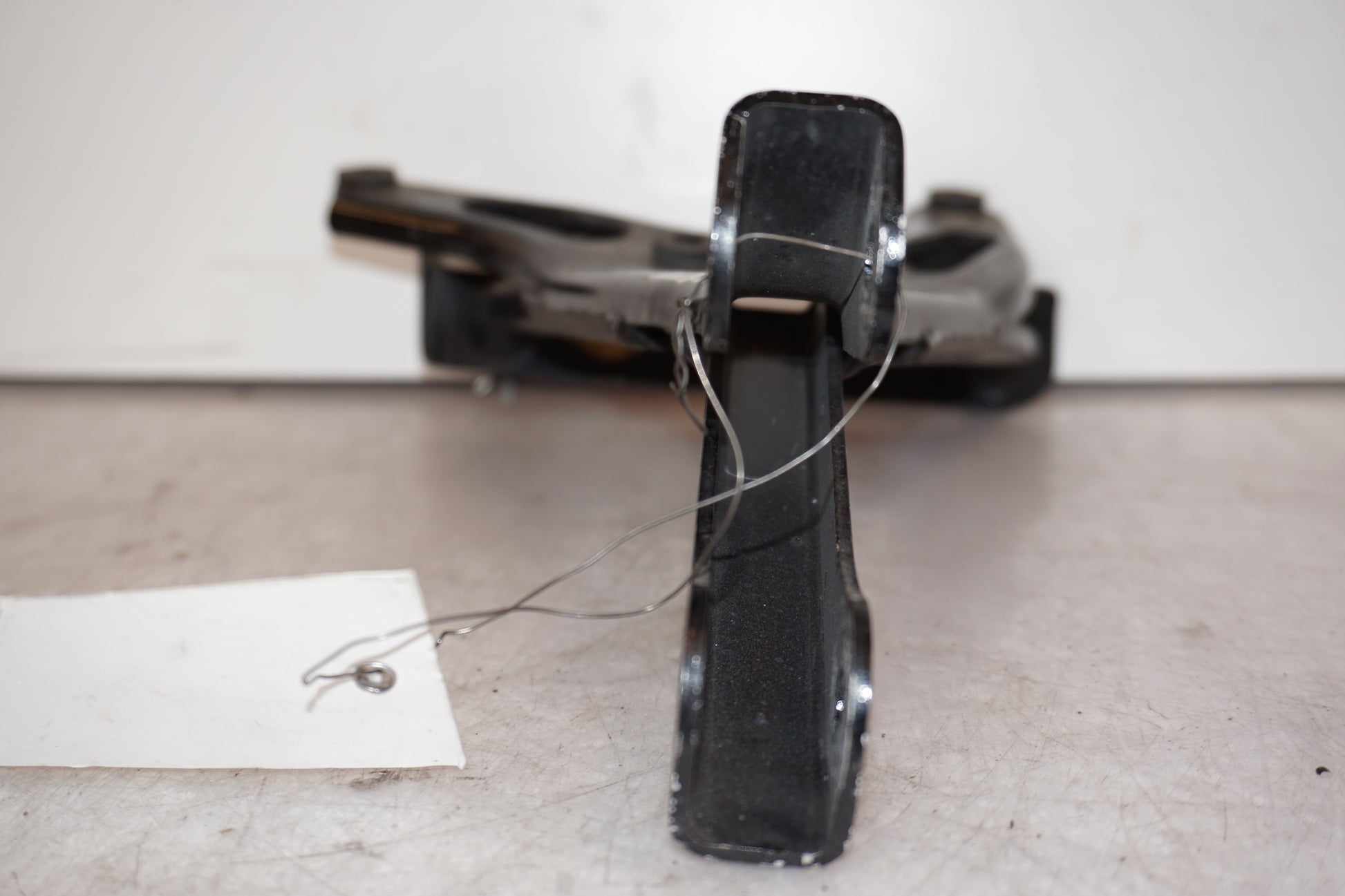 Vänster sida på Instrumentpanelsfäste från en Kawasaki ZX-6R -1998 motorcykel.