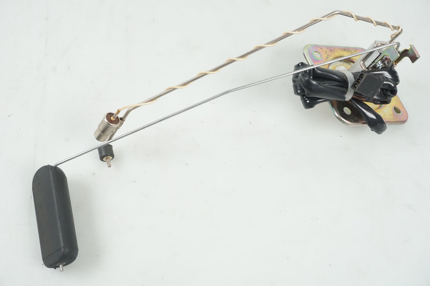 Baksidan på Bensintankgivare från en Honda VFR 750 -1994 motorcykel.