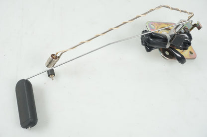 Baksidan på Bensintankgivare från en Honda VFR 750 -1994 motorcykel.