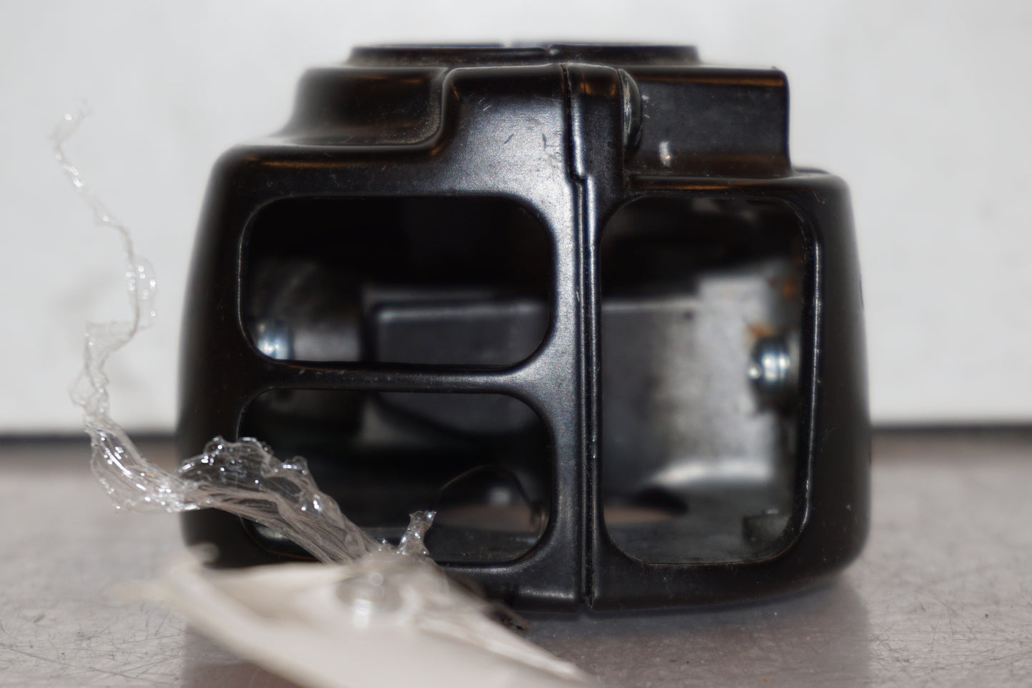 Framsidan på Styrelreglage från en H-D Harley diverse -2000 motorcykel.