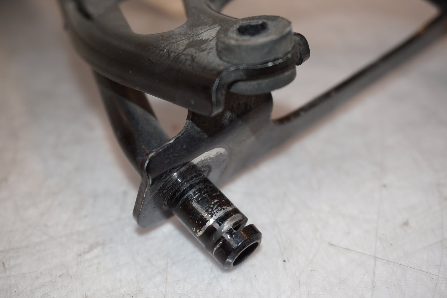 Extrabild2 på Instrumentpanelsfäste från en Kawasaki ZX-6R -1998 motorcykel.