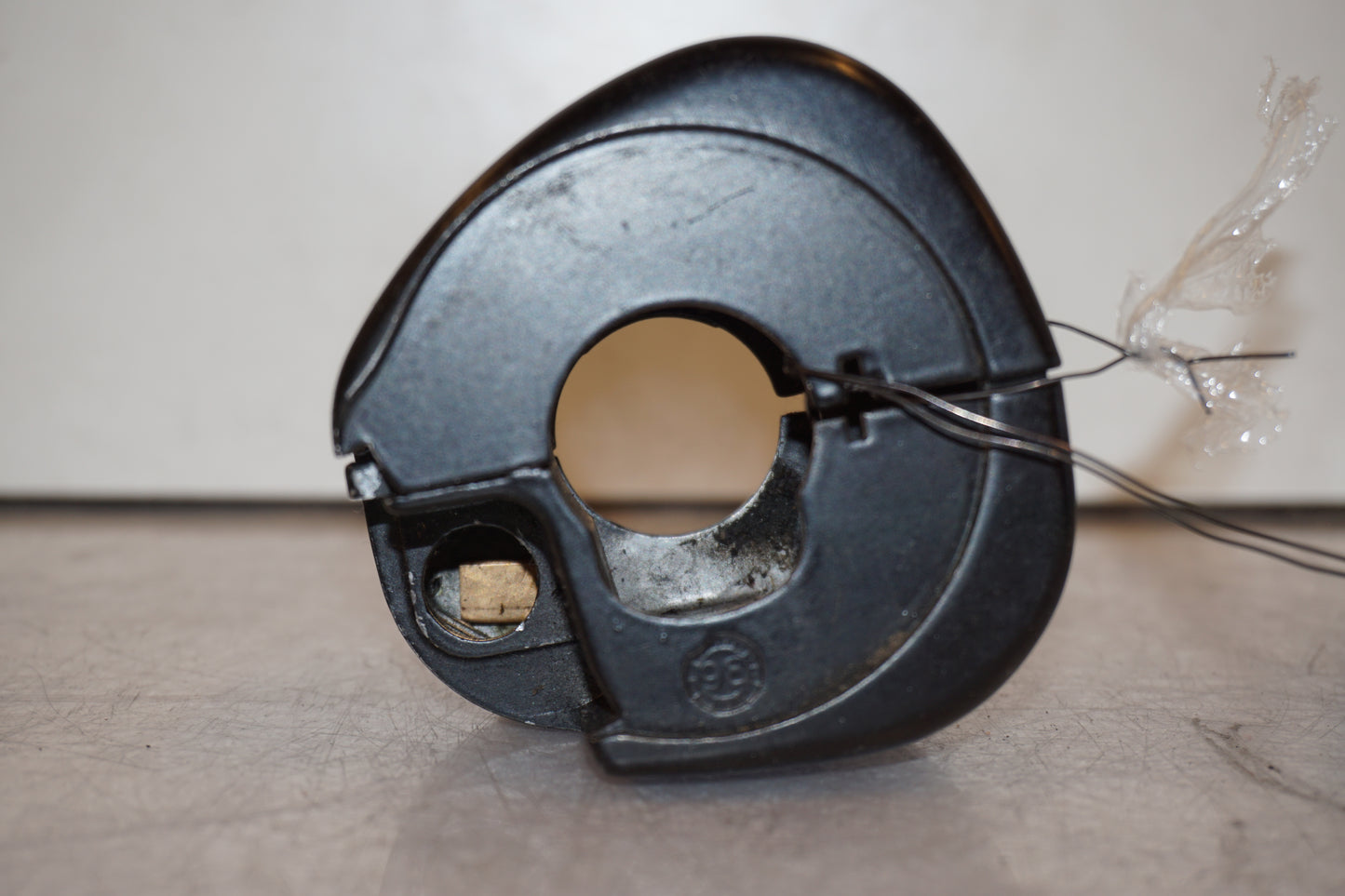 Snett nerifrån på Styrelreglage från en H-D Harley diverse -2000 motorcykel.