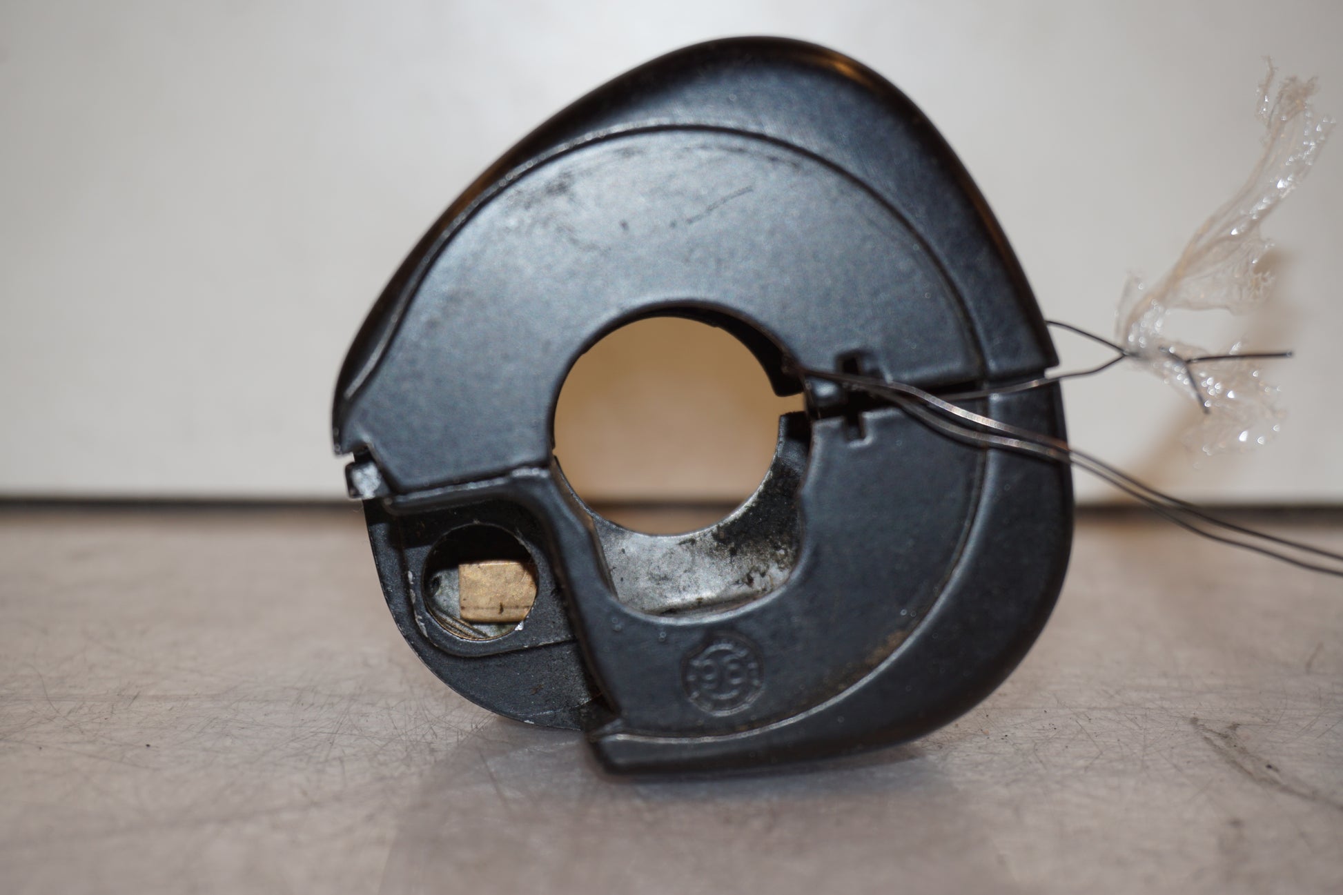 Snett nerifrån på Styrelreglage från en H-D Harley diverse -2000 motorcykel.