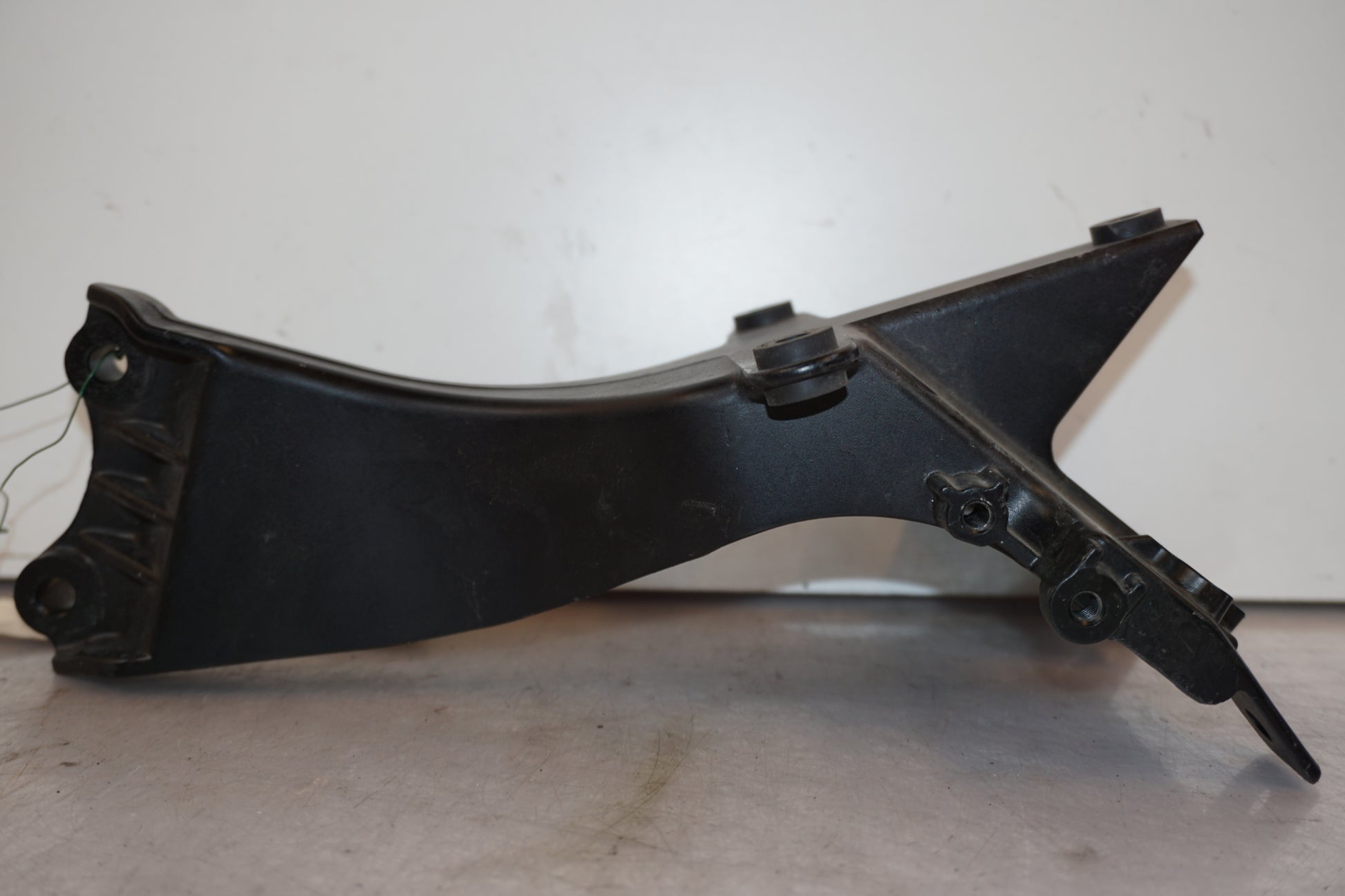 Höger sida på Instrumentfäste från en Kawasaki ZZ-R 1400 -2010 motorcykel.