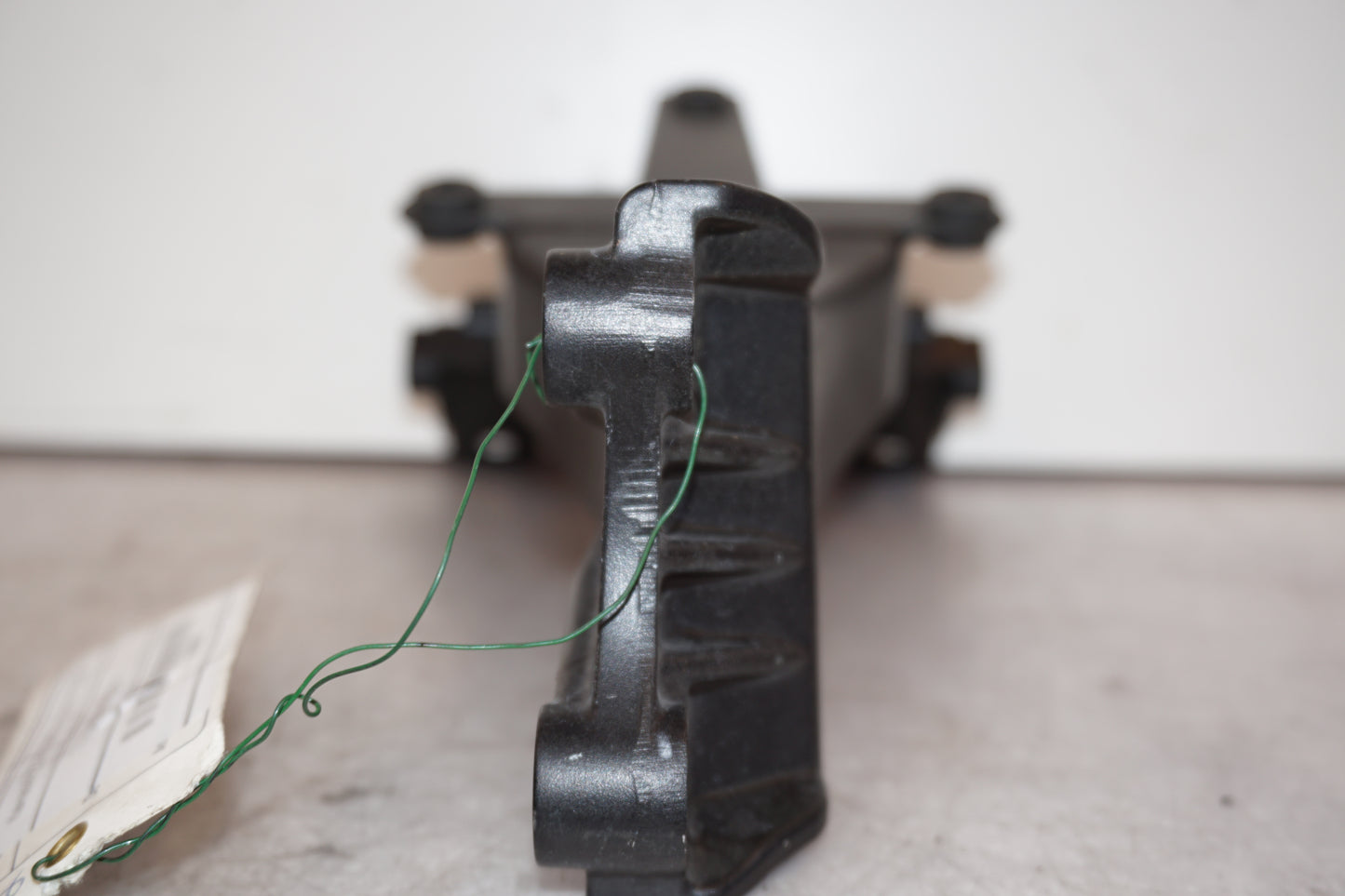 Vänster sida på Instrumentfäste från en Kawasaki ZZ-R 1400 -2010 motorcykel.