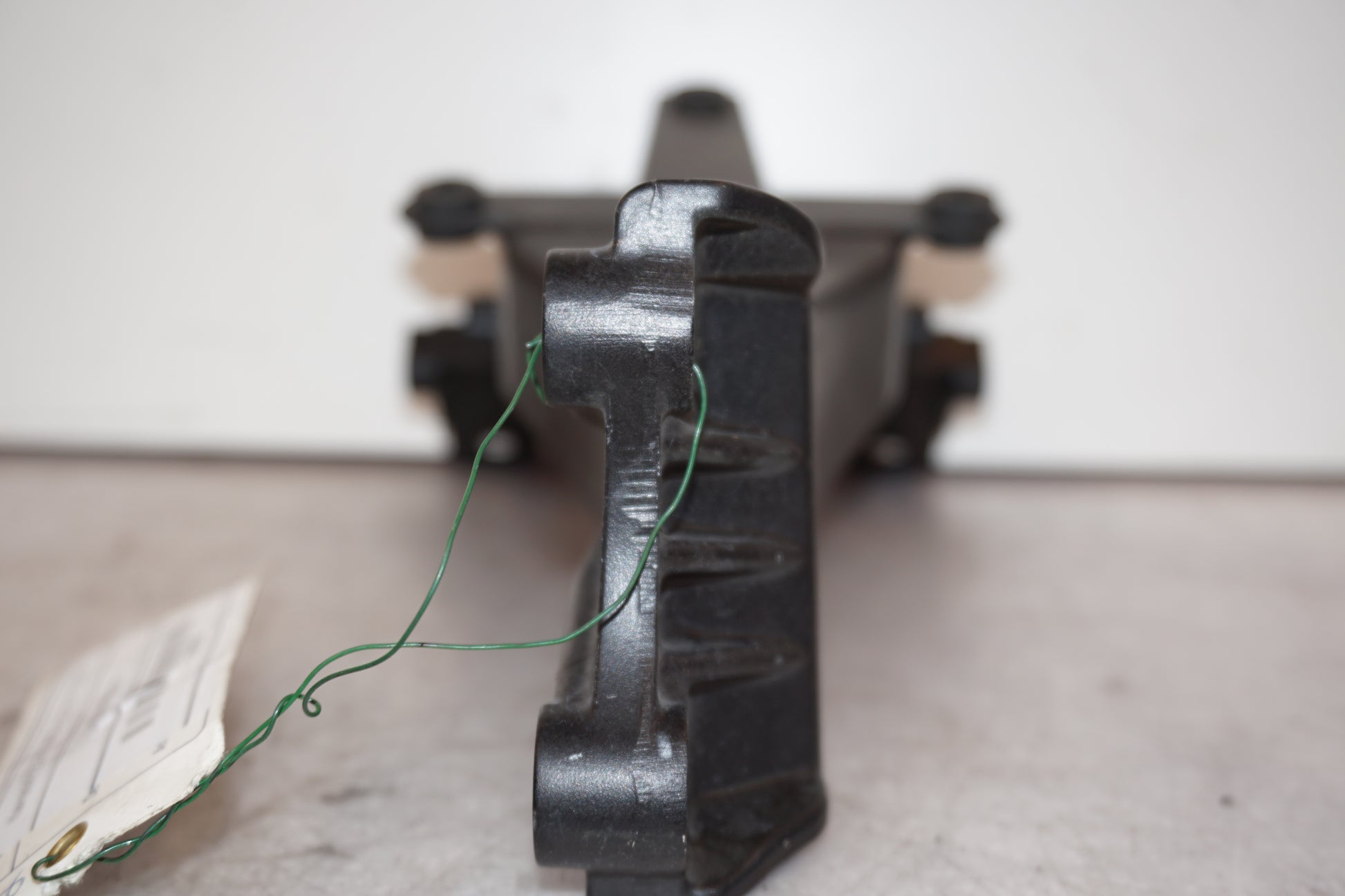 Vänster sida på Instrumentfäste från en Kawasaki ZZ-R 1400 -2010 motorcykel.