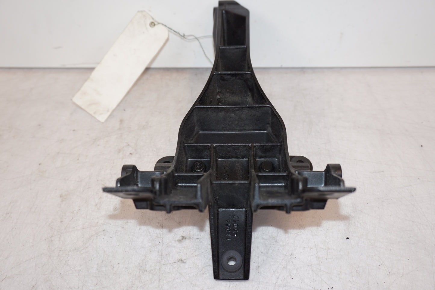 Snett nerifrån på Instrumentfäste från en Kawasaki ZZ-R 1400 -2010 motorcykel.