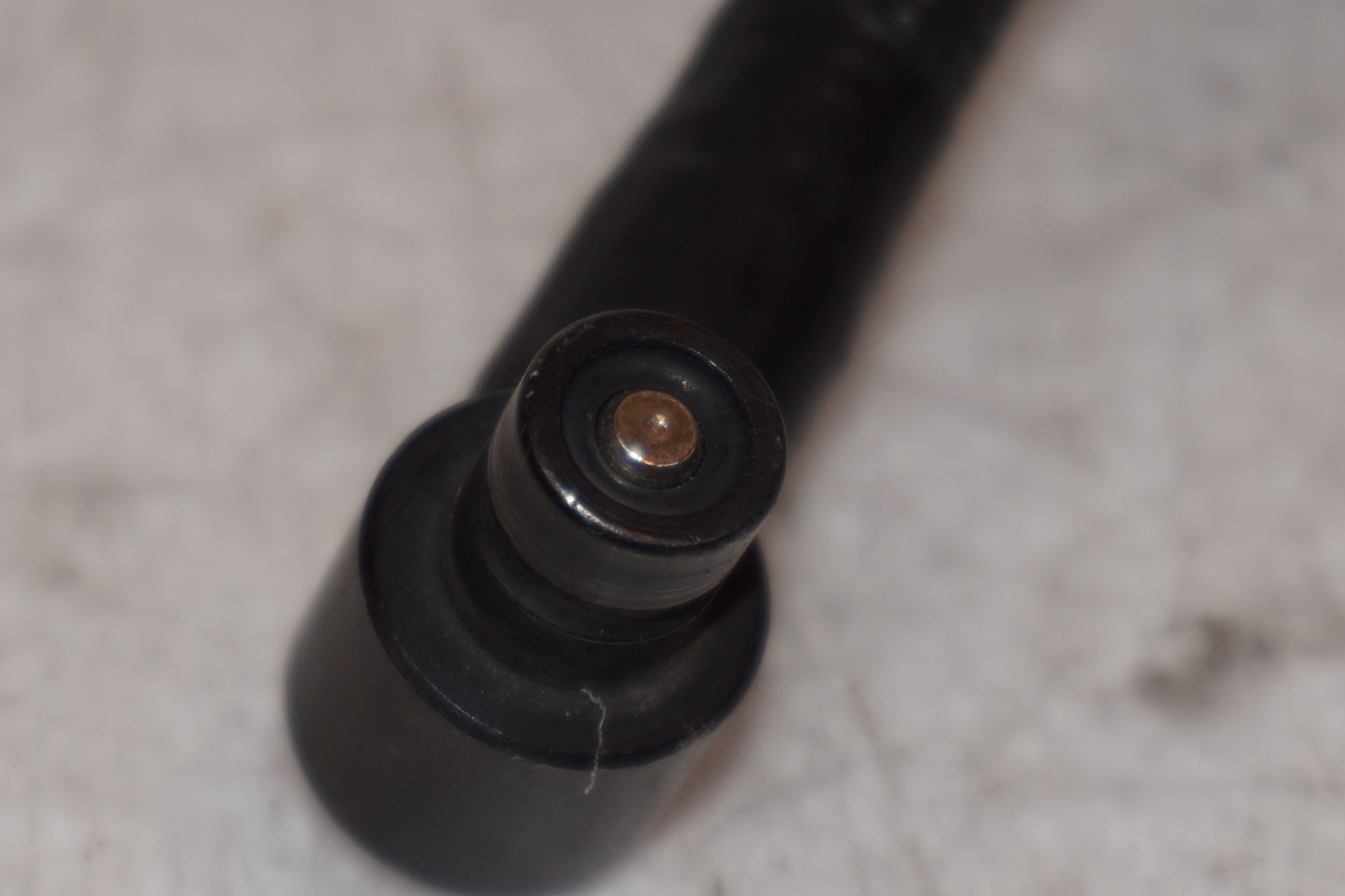 Snett nerifrån på Fuel Rail från en H-D Street Glide FLHX -2009 motorcykel.