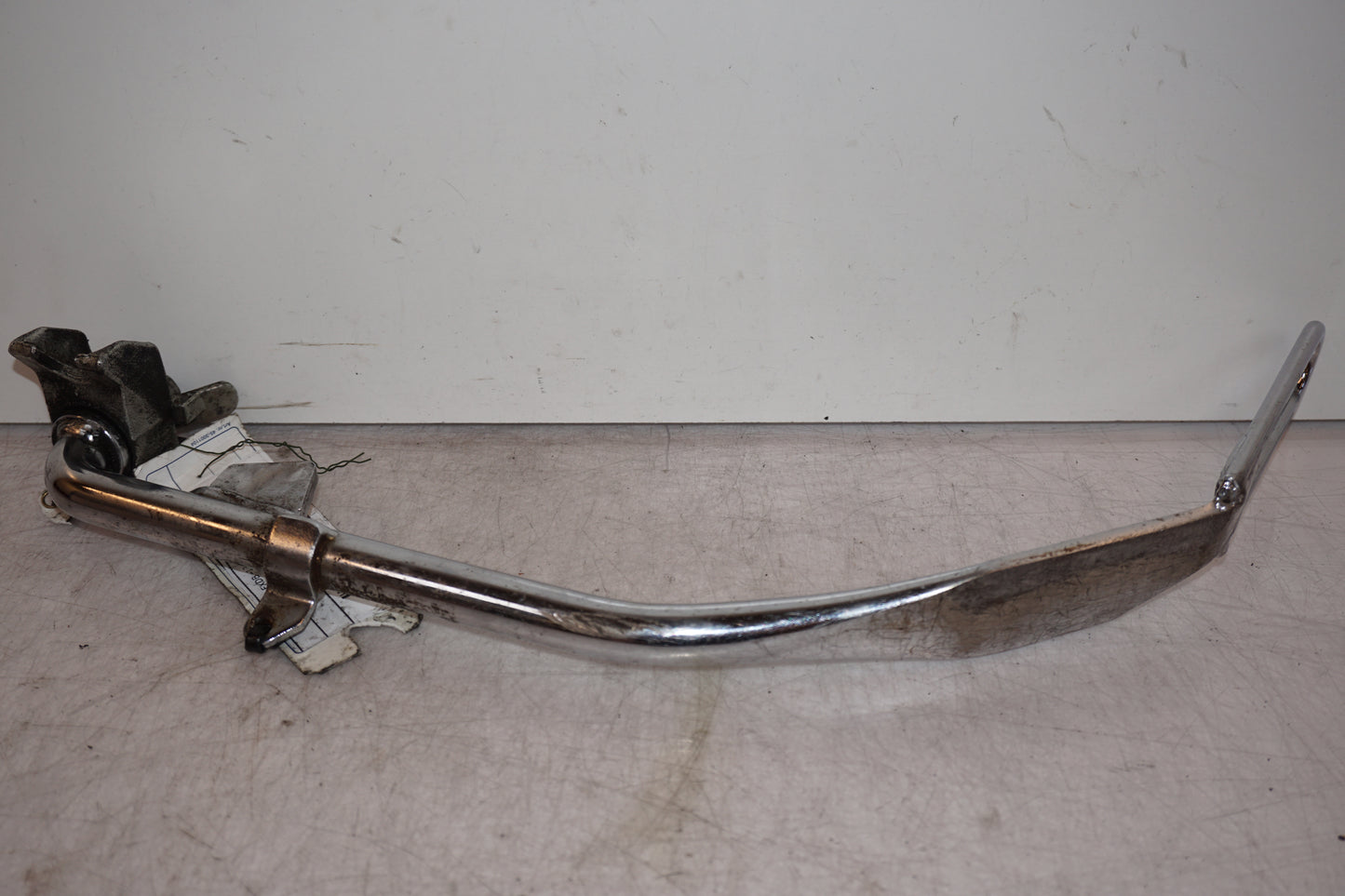 Framsidan på Sidostöd från en H-D Dyna Street Bob FXDB/I -2013 motorcykel.