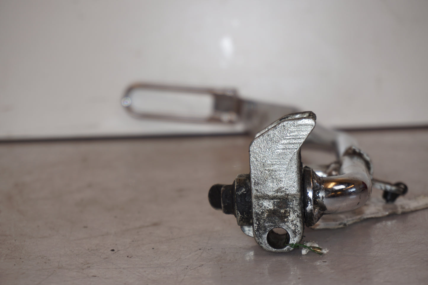 Baksidan på Sidostöd från en H-D Dyna Street Bob FXDB/I -2013 motorcykel.