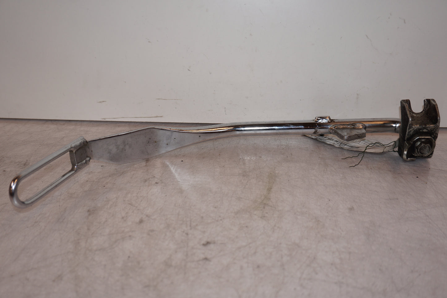 Höger sida på Sidostöd från en H-D Dyna Street Bob FXDB/I -2013 motorcykel.