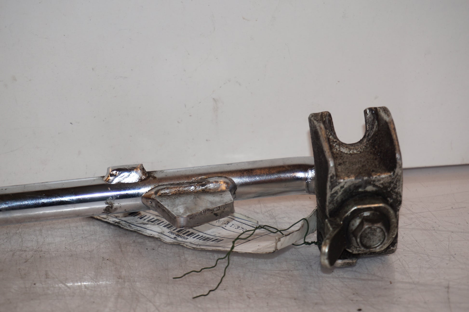 Vänster sida på Sidostöd från en H-D Dyna Street Bob FXDB/I -2013 motorcykel.