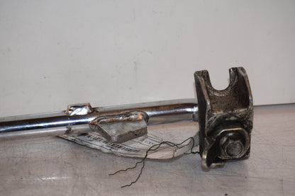 Vänster sida på Sidostöd från en H-D Dyna Street Bob FXDB/I -2013 motorcykel.